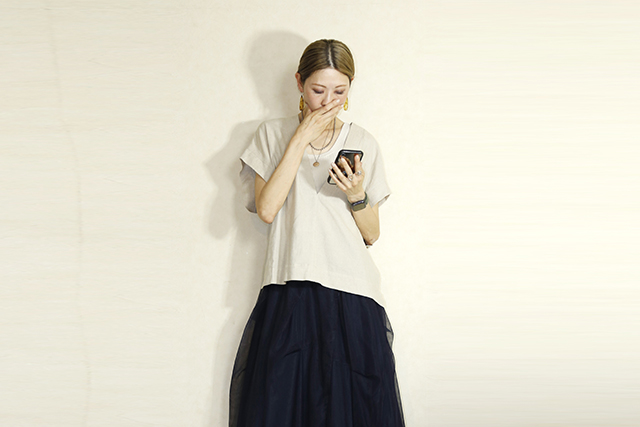 trois （トロア）リネン深Vネックプルオーバー　T241-72084-A