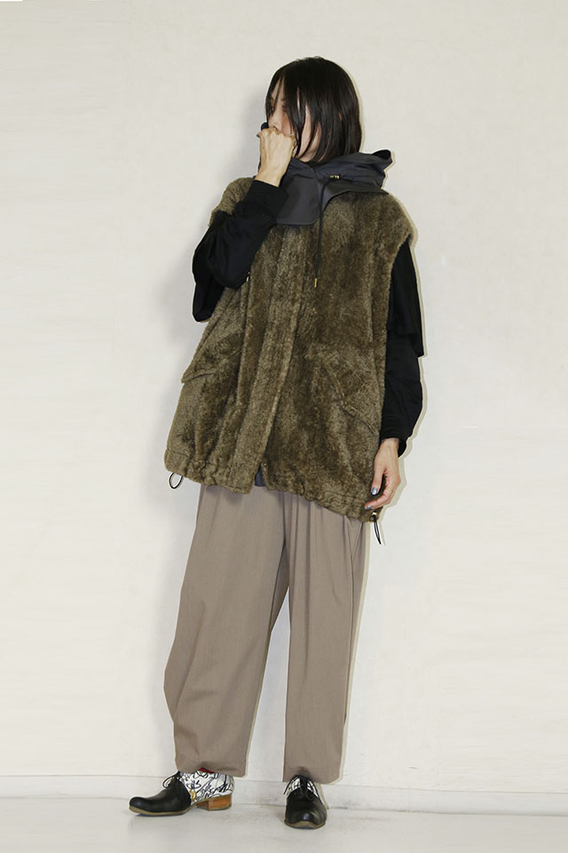 trois （トロア）　テディボアデシンフードハーフジレ　T256-83052-C