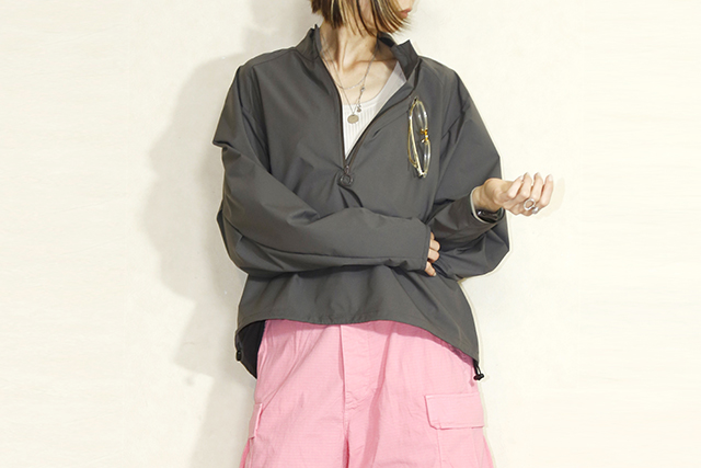 KHA:KI（カーキ）　HALF ZIP S.P.SHORT  TOP　MIL24SBL3133
