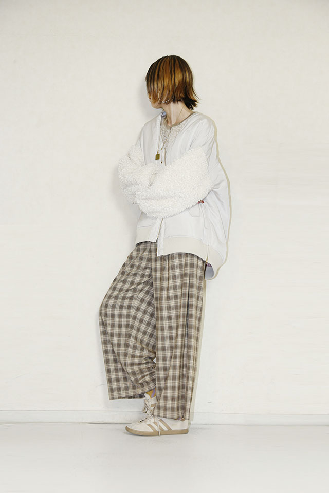 trois （トロア）カーリーボア×ポリツイルＶネックブルゾン　T256-84042-A