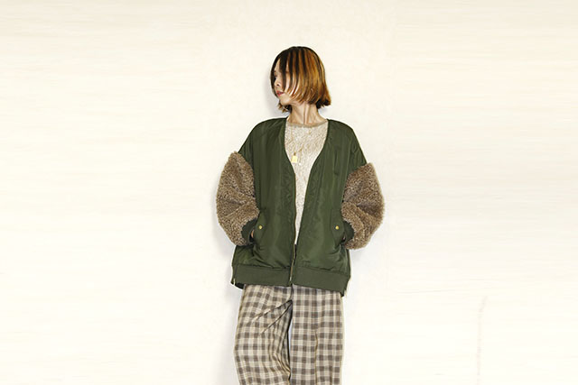 trois （トロア）カーリーボア×ポリツイルＶネックブルゾン　T256-84042-B