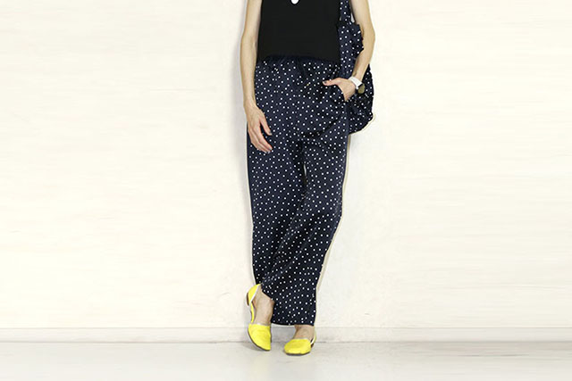 trois （トロア）　  マットストレッチサテンドットパンツ　T261-87004-C