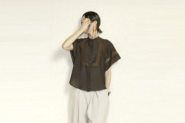 trois （トロア） フロントレースシアーブラウス　T261-81071-C