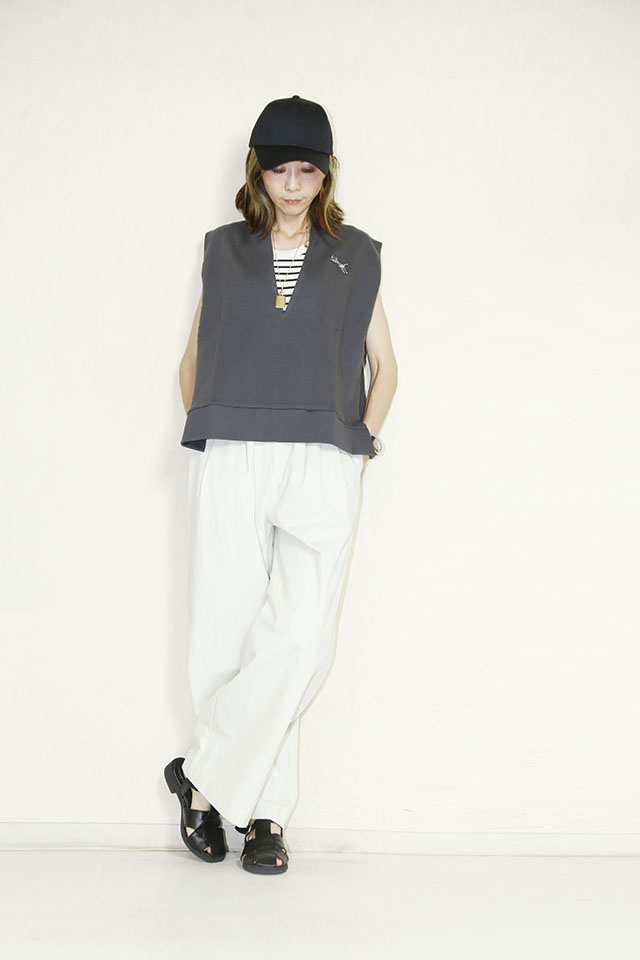 TRANOI. 　TORA キーネックVEST　240J202charcoal