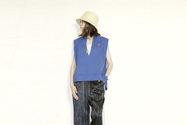 TRANOI. 　TORA キーネックVEST　240J202blue